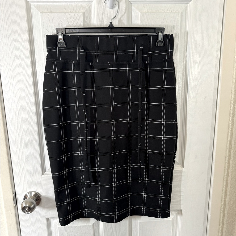 Plus size black and white pencil skirt, never worn, perfect condition